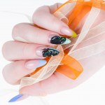 Unghii în formă de migdală de salon cu nail art din catifea